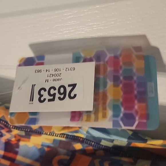 LuLaRoe Jade Capri M - Picture 2 of 2